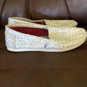 Cute white and silver leopard print toms size 7.5.